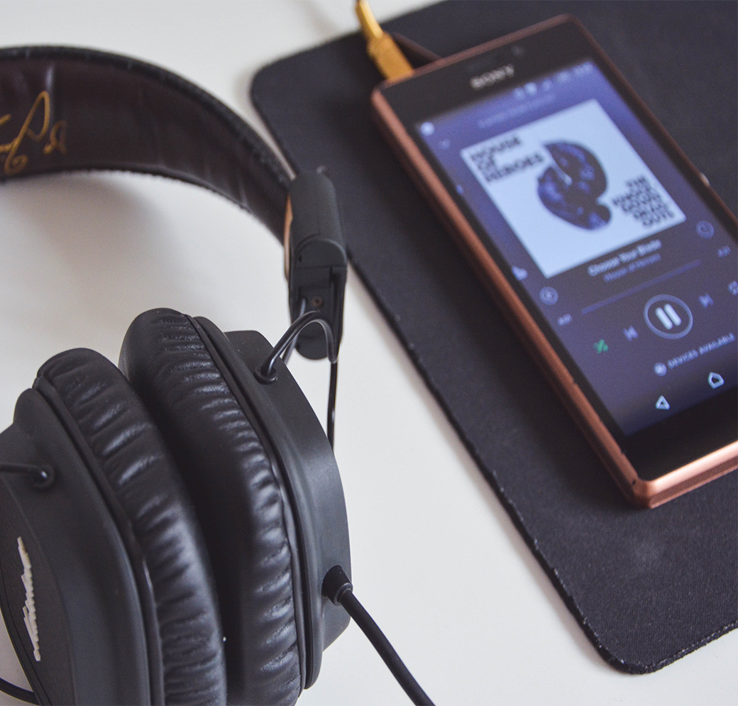 Músico distribuyendo su trabajo en plataformas digitales