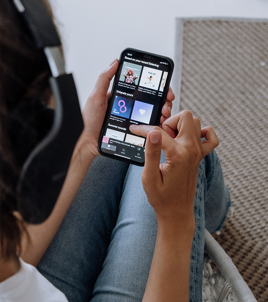 Músico gestionando su catálogo y monetización